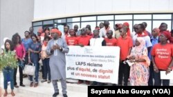 Les travailleurs de l'APS en grève à Dakar, le 26 septembre 2018. (VOA/Seydina Aba Gueye)