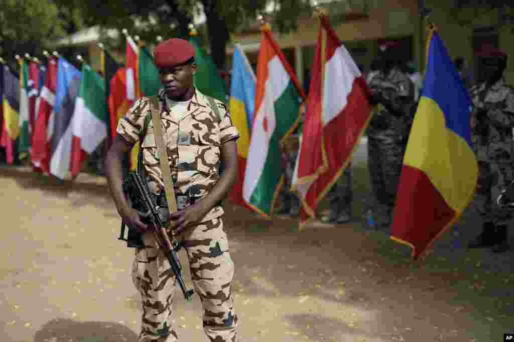 Chadian troops participate in the closing ceremony of operation Flintlock at an army base in N'djamena, Chad, March 9, 2015. 