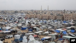 Un campamento de carpas aloja a palestinos desplazados por la ofensiva israelí en Rafah, Franja de Gaza, el martes 27 de febrero de 2024.