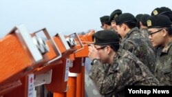 북한의 미사일 발사가 임박한 것으로 알려진 지난해 4월 경기도 파주시 오두산 통일전망대에서 육군 9사단 장병이 망원경으로 북한 지역을 바라보고 있다. (자료사진)