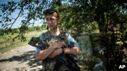 Tentara Ukraina berjaga-jaga di garis depan dekat Avdiivka, Donetsk di Ukraina timur (19/7). (AP/Evgeniy Maloletka)