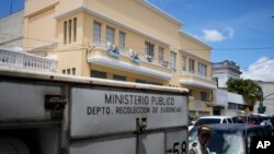 Un vehículo del Ministerio Público para la recogida de evidencias permanece aparcado a las afueras de la sede del Movimiento Semilla durante su allanamiento en Ciudad de Guatemala, el viernes 21 de julio de 2023. 