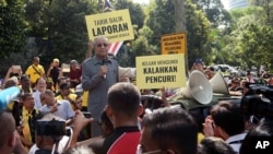Koalisi oposisi kandidat Perdana Menteri Malaysia, Mahathir Mohamad, berpidato di hadapan pendukungnya di dekat Gedung Parlemen di Kuala Lumpur, Malaysia, 28 Maret 2018. 