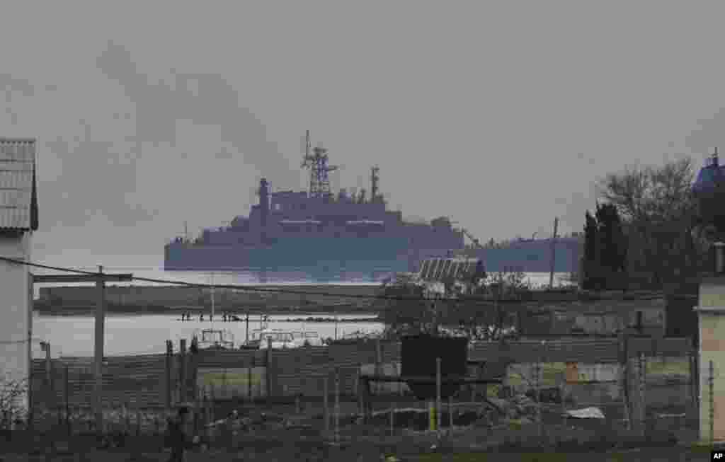 The Russian naval landing vessel "Georgiy Pobedonosets" enters one of the bays of Sevastopol, Ukraine, March 2, 2014. 