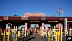 En esta imagen del 15 de diciembre de 2023 se ve un cruce fronterizo cerrado en Lukeville, Arizona.