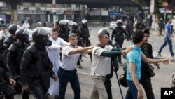 Para pendukung Presiden terguling Mohamed Morsi ditahan menyusul bentrokan dengan polisi anti huru-hara di Kairo, 6 Oktober 2013 (Foto: dok). 