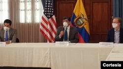 El canciller ecuatoriano, José Valencia, centro y el embajador de Estados Unidos, Michael Fitzpatrick, derecha,anunciaron el acuerdo de cooperación para ayudar a las pequeñas y medianas emprsas.