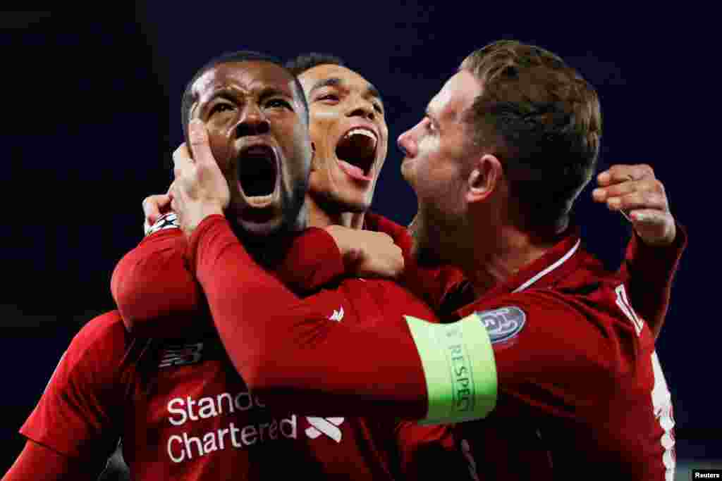 Şampiyonlar Ligi Yarı Final maçında Georginio Wijnaldum, Liverpoollu takım arkadaşları Jordan Henderson ve Trent Alexander-Arnold’la Barcelona kalesindeki üçüncü gollerini kutluyor.