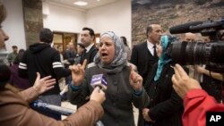 Suha Abu Khdeir, tengah, ibu Mohammed Abu Khdeir, seorang anak Palestina berusia 16 tahun yang dibunuh pada tahun 2014, berbicara kepada wartawan setelah proses pengadilan bagi dua warga Israel yang dituduh membunuhnya di Yerusalem, 4 Februari 2016.