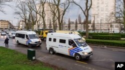 Polisi Belgia melakukan penggerebekan terhadap dua pria tersangka teroris di Brussels (foto: dok).