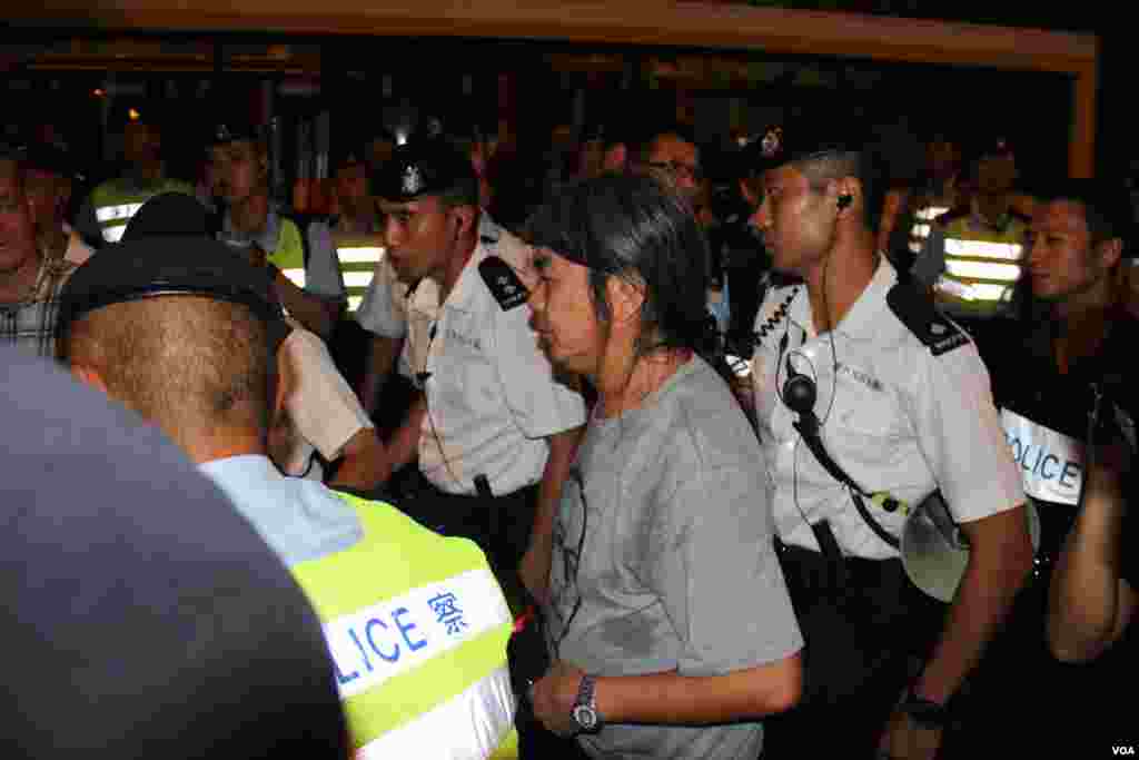香港社会民主连线等团体抬棺游行遭警方阻止和强行清场(美国之音海彦拍摄)
