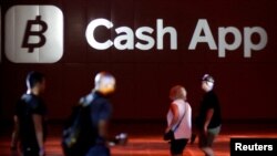 Logo dari perusahaan Cash App terlihat di ruangan utama Konferensi Bitcoin di Miami, Florida, pada 6 April 2022. (Foto: Reuters/Marco Bello)