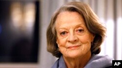 ARCHIVO - La actriz británica Dame Maggie Smith posa en Londres el 16 de diciembre de 2015. Smith, quien ganó un Oscar por "Los mejores años de Miss Brodie" en 1969 y conquistó nuevos admiradores gracias a "Downton Abbey", falleció a los 89 años.