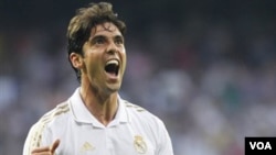 Pemain asal Brasil, Kaka akan absen sementara bagi klubnya, Real Madrid, akibat mengalami cedera kaki.