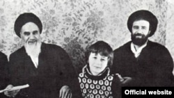 از راست به چپ: احمد خمینی، حسن خمینی، روح‌الله خمینی