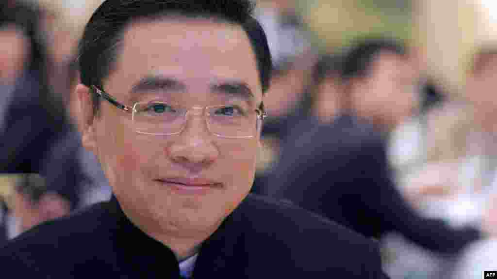2012年10月23日,中国海航集团副董事长兼首席执行官王健在同Aigle Azur公司在巴黎签署协议之前。华尔街日报说王健在跌落后“当场死亡”,而中国财新网说他“被送往医院抢救,抢救过程中只对医生说了一句’脚疼’”。金融时报报道,王健尸检结果是,不怀疑他的死亡是有人制造的。但有些中国网民不相信法国警方所说的王健死因,认为事件发生的时机耐人寻味。