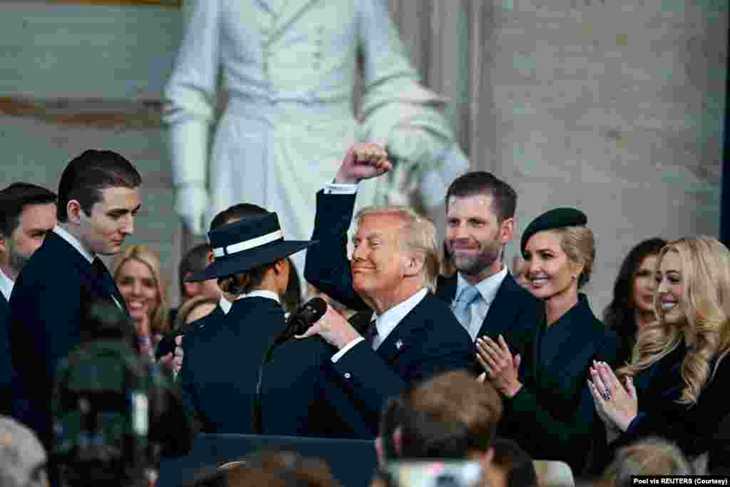 Prezida Donald Trump kumwe n'umuryango wiwe, bigina instinzi yiwe.