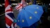 Ilustracija - zastava Velike Britanije i kišobran sa obeležjima Evropske unije tokom okupljanja pristalica i protivnika britanskog napuštanja EU, oktobar 2019 (Foto: AP/Matt Dunham)