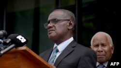 Perdana Menteri Kepulauan Solomon yang baru terpilih, Jeremiah Manele, berbicara dalam konferensi pers di luar Gedung Parlemen di Honiara pada 2 Mei 2024. (Foto: AFP)