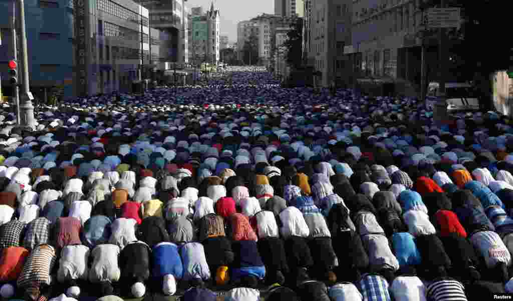 Thousands of believers take part in morning prayers to celebrate the first day of Eid-al-Fitr in Moscow, Russia, August 8, 2013. 