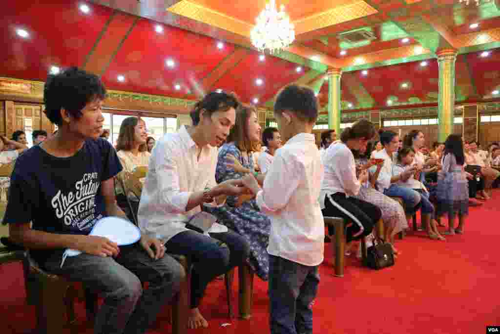ពលរដ្ឋខ្មែរដែលភាគច្រើនជាពលករចំណាកស្រុកដែលកំពុងធ្វើការនៅប្រទេសថៃ នាំគ្នាប្រារព្ធពិធីបុណ្យភ្ជុំបិណ្ឌ នៅវត្តស៊ីសុដារ៉ាម ក្នុងទីក្រុងបាងកក នៅថ្ងៃទី២២ ខែកញ្ញា ឆ្នាំ២០១៩។ (កាន់ វិច្ឆិកា/VOA)