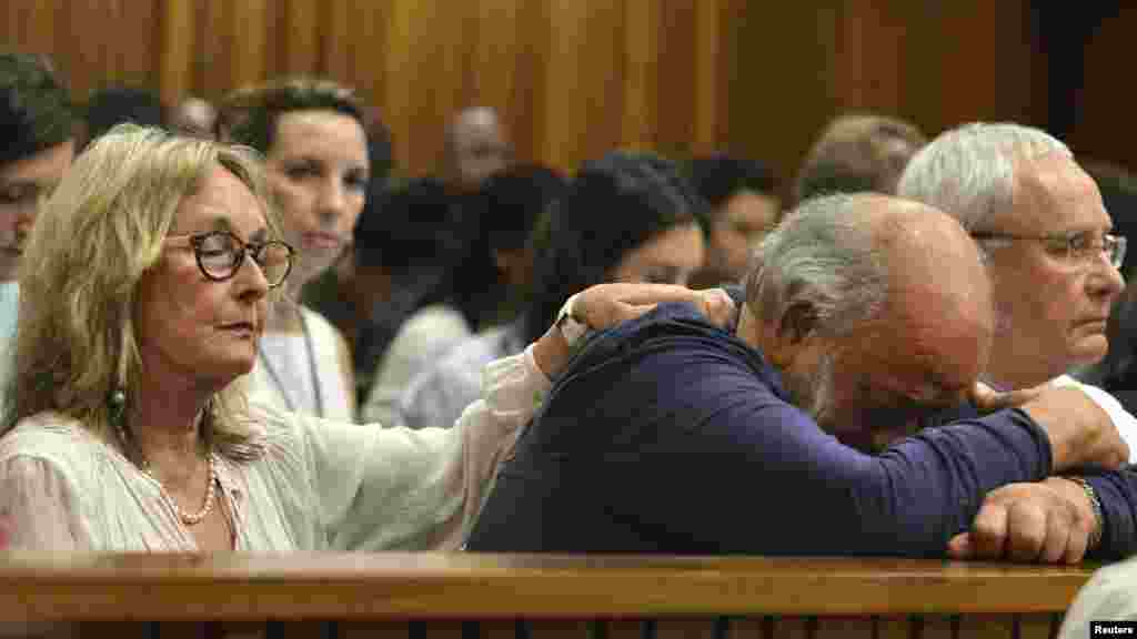 Barry Steenkamp, père de Reeva Steenkamp, est consolé par son épouse Juin Steenkamp lors de l'audience de détermination de la peine de la star olympique de l'athlétisme et paralympique, Oscar Pistorius, à la Haute Cour du Nord Gauteng à Pretoria, le 15 octobre 2014.