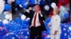Clinton y Kaine divulgan sus declaraciones de impuestos