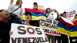 Venezolanos protestan frente a la sede de la OEA en Washington, pidiendo ayuda para la crisis política en su país. El gobierno del presidente Nicolás Maduro anunció el miércoles que se retirará de la organización.