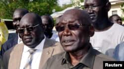 Le chef de l'armée évincée du Soudan du Sud, Paul Malong, s'adresse aux médias après son retour à Juba, la capitale du Soudan du Sud.