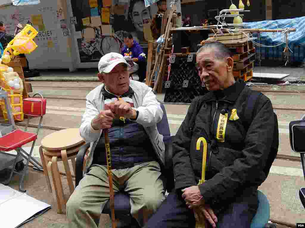 90歲的黃伯伯(左)與年近79歲的吳伯伯在銅鑼灣佔領區等候被警方拘捕,完成公民抗命