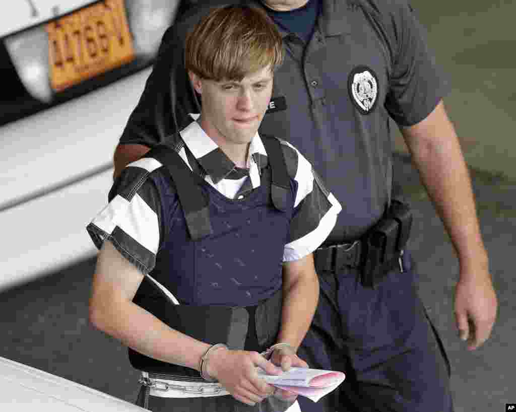 'Yan sandan garin Shelby, a Jihar Carolina ta Arewa, inda aka kama Dylann Storm Roof, su na maida shi garin Cahrleston inda ake zargin ya hallaka bakar fata 9 a wata cocinsu mai dimbin tarihi.