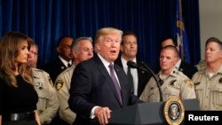 Presiden Amerika Serikat Donald Trump didampingi oleh ibu negara, Melania Trump, memberikan sambutan di kantor Departemen Kepolisian Metropolitan Las Vegas, Nevada, A.S., 4 Oktober 2017.