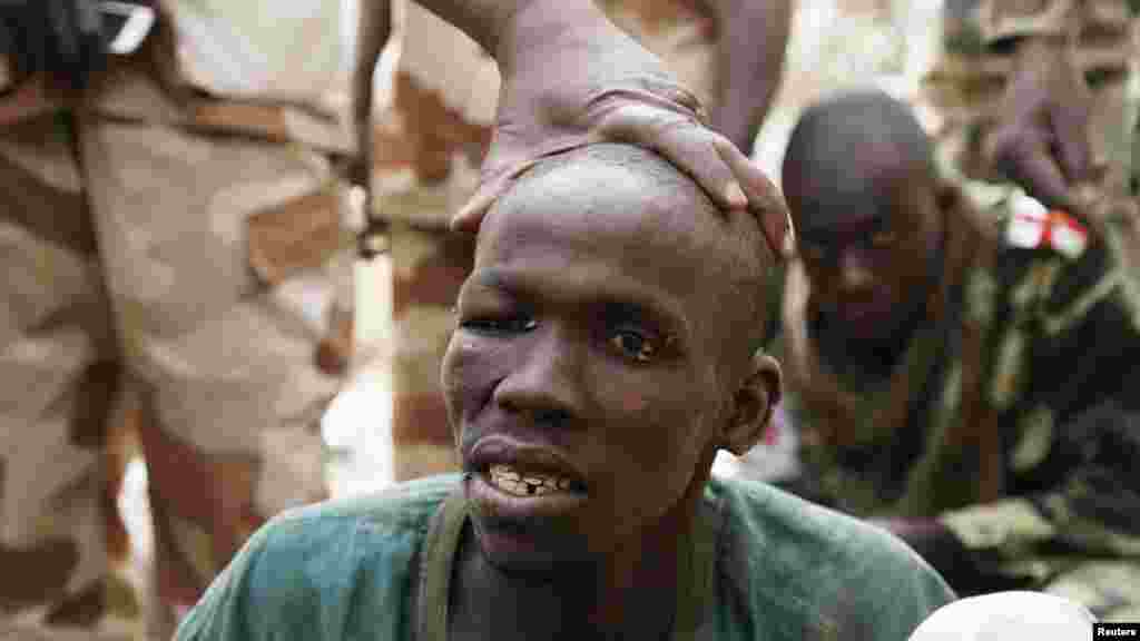 L'armée tchadienne a présenté cet homme comme un prisonnier qu'elle a fait, appartenant au groupe d'insurgés Boko Haram, Gambaru, le 26 février 2015.