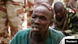 Un membre supposé de Boko Haram arrêté par les troupes tchadiennes à Gambaru le 26 février 2015.