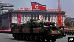 지난 2012년 4월 태양절 기념 열병식에서 북한 이동형 대륙간탄도미사일을 공개했다. (자료사진)