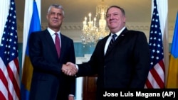 Državni sekretar SAD Majk Pompeo rukuje se sa predsednikom Kosova Hašimom Tačijem u Stejt departmentu (Foto: AP/Jose Luis Magana)