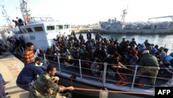 Para migran dari berbagai negara Afrika tiba di pangkalan Angkatan Laut di Ibu Kota Libya, Tripoli 22 April 2018, setelah diselamakan di lepas pantai Zliten dari dua kapal.