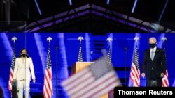 La senadora Kamala Harris, a la izquierda, y el exvicepresidente Joe Biden tras dirigirse a la nación desde WIlmingon, Delaware, el 7 de noviembre de 2020. W