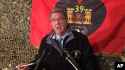 Menteri Pertahanan Amerika Ash Carter di PAngkalan Angkatan Udara Qaraya, selatan Mosul, Irak (11/12). Menhan AS berkunjung ke Israel, Senin (12/12) untuk merayakan kedatangan pengiriman pertama dua pesawat tempur F-35 produksi perusahaan Amerika Lockheed Martin.