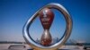 El asesor del vice primer Ministro de Qatar y vocero del Ministerio de Relaciones Exteriores, Majed Al Ansari, conversa con la Voz de América, durante una entrevista en Qatar, en el marco de la Copa del Mundo de Fútbol.