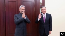 2020年9月10日，印度外交部長蘇杰生（左）和中國外交部長王毅在莫斯科舉行的上海合作組織（SCO）外長會議期間合影。（新華社照片由美聯社提供）