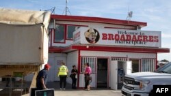 Підготовка до відкриття крамниці у штаті Невада, 11 жовтня 2024 року. Латиноамериканці є другою за чисельністю групою у США і складають 22% виборців у Неваді. Демократи вигравали на виборах в Неваді з 2008 року, зараз Гарріс випереджає Трампа тут лише на пів пункту. AFP