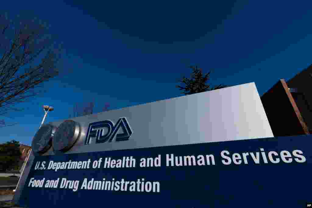 미국 식품의약국(FDA)의 자문위원회가 메릴랜드주 실버스프링의 본부에서 화이자-바이오엔텍이 개발한 신종 코로나바이러스 백신의 긴급 사용 승인에 대한 회의를 열었다. FDA는 모더나사의 백신 사용 승인에 관해서도 다음 주 회의를 가질 예정이다.