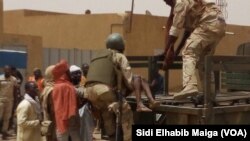 Les militaires maliens transportent une victime de l’attaque dans la région de Gao, Mali, 1er juillet 2018. (VOA/ Sidi Elhabib Maiga)