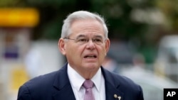 El senador Robert 'Bob' Menéndez insiste en que miles de detenidos no son peligrosos para la sociedad, pero encerrados pueden contagiarse con el coronavirus.