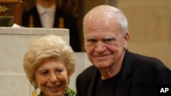 ARHIVA - Milan Kundera na dodeli nagrade za životno delo fondacije Simon i Ćino Del Duka u Parizu, 10. juna 2009. (Foto: AP/Remy Vlachos/CTK)