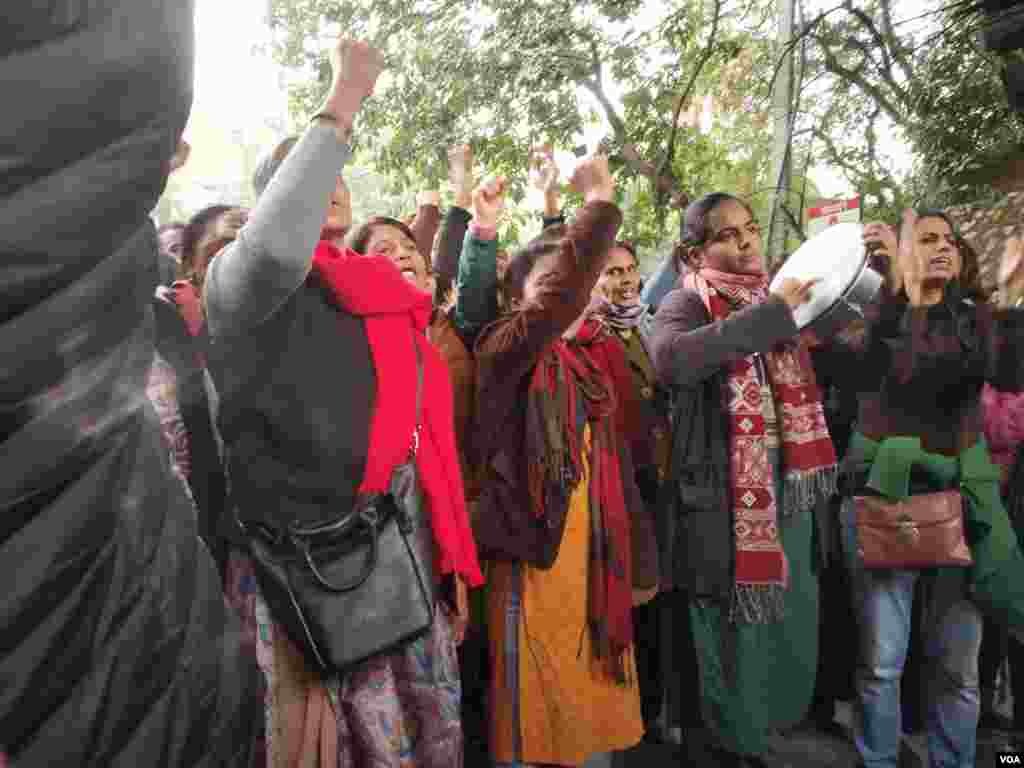 طلبہ اور اساتذہ پر اتوار کو ہونے والے تشدد کے خلاف بھارت کے کئی شہروں میں مظاہرے کیے جا رہے ہیں۔ ممبئی، کولکتہ، حیدر آباد کے ساتھ کرناٹک اور مغربی بنگال میں بھی احتجاج کیا جا رہا ہے۔ 