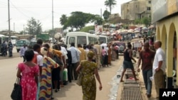 Des Gabonais font la queue dans une rue de Libreville, le 5 avril 2011.