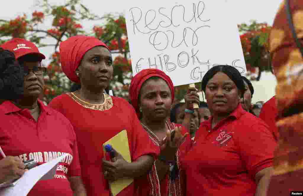 Warga dari berbagai organisasi masyarakat sipil di Abuja, Nigeria, memprotes penundaan pembebasan siswi SMP yang diculik dari sekolah khusus perempuan di Chibok (30/4). (Reuters/Afolabi Sotunde)