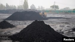 Ekskavator menyaring bukit pasir batu bara kadar rendah di dekat tambang batu bara di Pingdingshan, Provinsi Henan, China, 5 November 2021. (Foto: REUTERS/Aly Song)